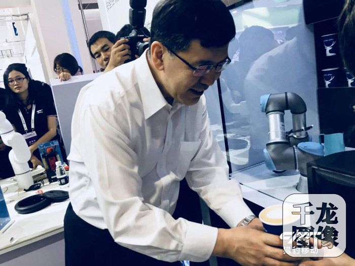 副市长送人民一杯有AI的咖啡 副市长送人民一杯有AI的咖啡