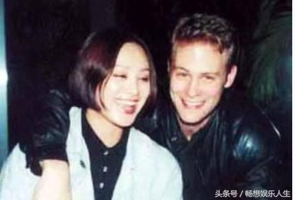 44岁宁静近照,混血儿子长相呆萌,弟弟乔任梁相