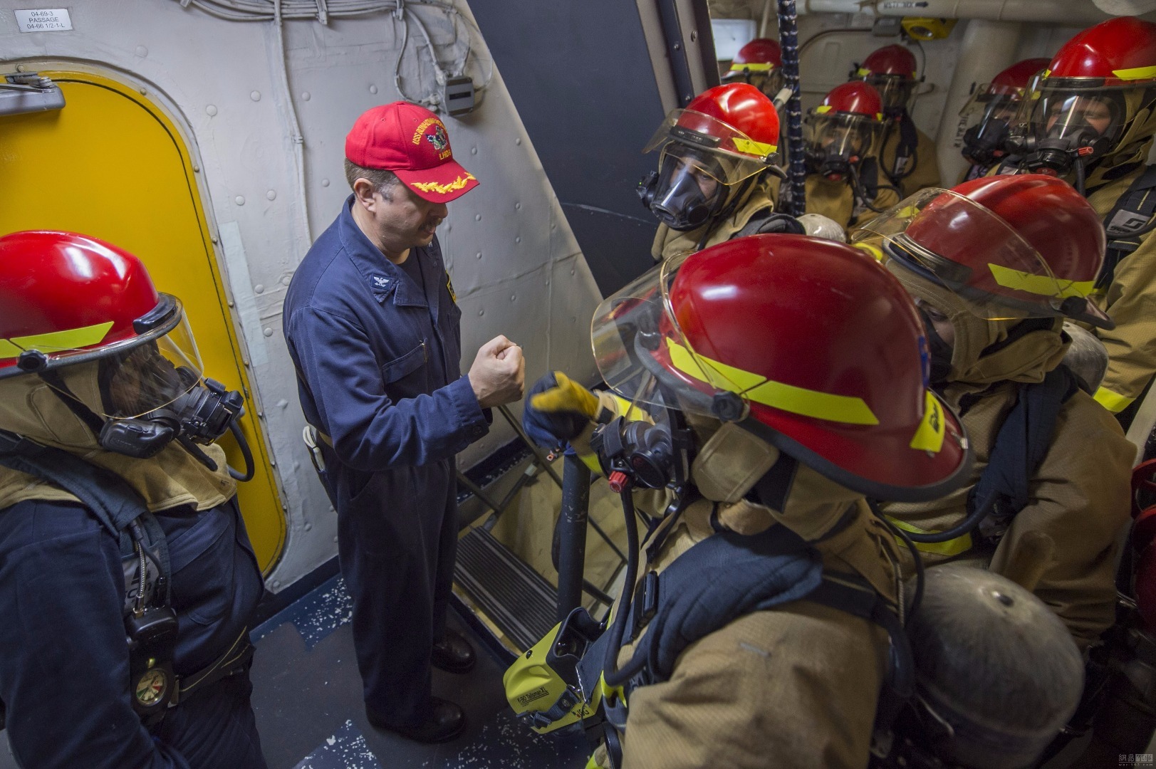 10月14日美国海军黄蜂级两栖攻击舰“好人理查德”号(LHD 6)和惠德贝岛级船坞登陆舰“日耳曼城”号（LSD 42）及两艘伯克级驱逐舰和两艘补给舰组成的舰队继续在南海训练。在训练过程中一些舰员还乘小艇在南海中游泳。