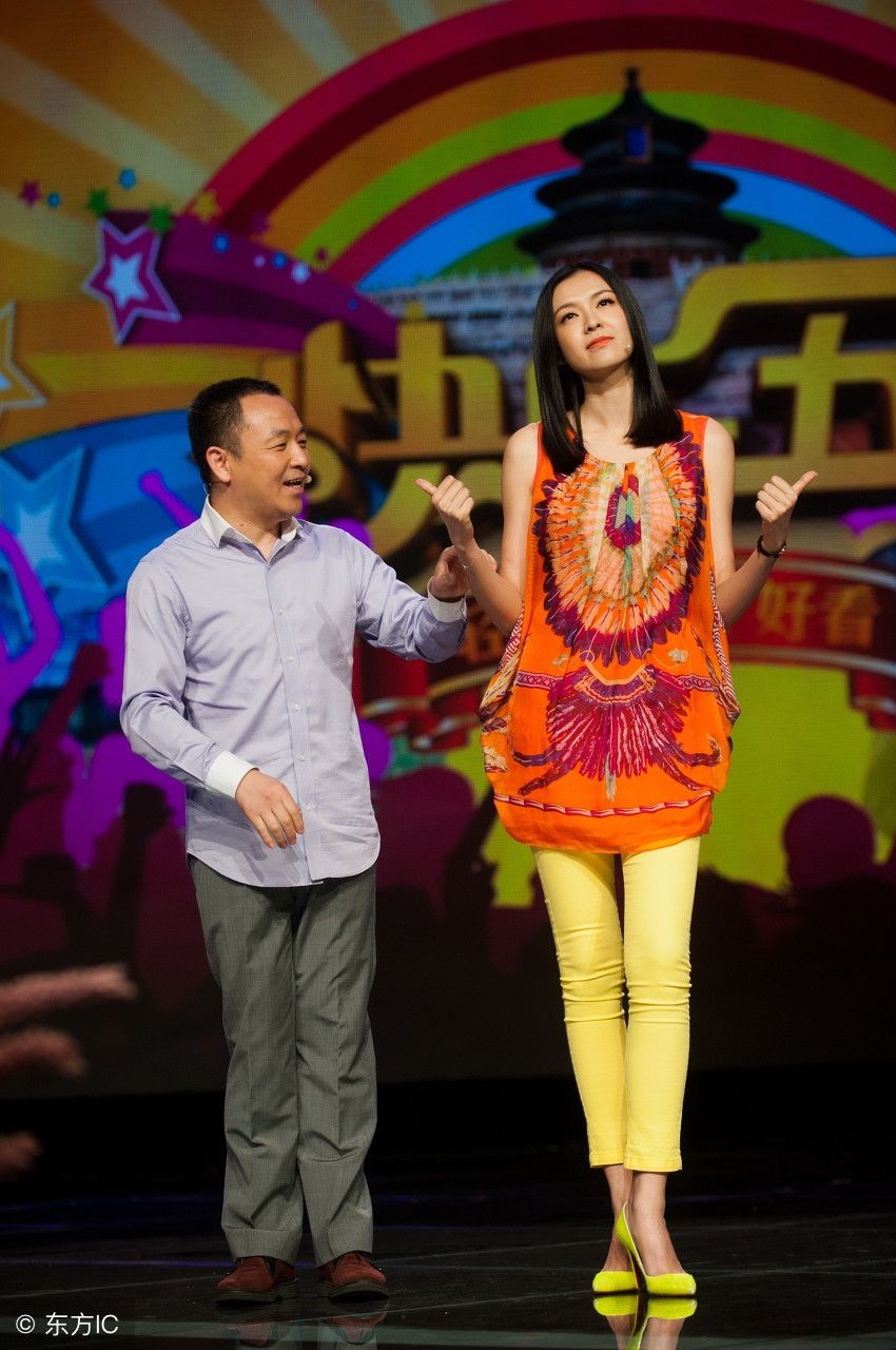 李艾在节目里脚踩高跟鞋男子在旁边看了一下,