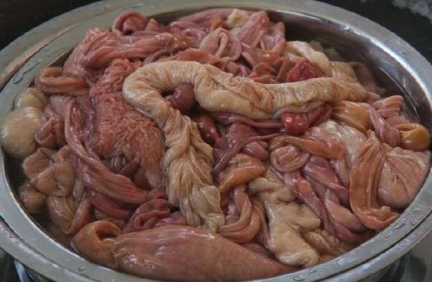 实拍农村灌猪血肠的情景,城市人根本无法想象