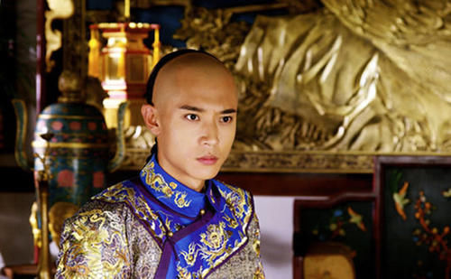 胤礽是康熙在两岁时就确立的皇太子,并且在皇太子位置上干了长达