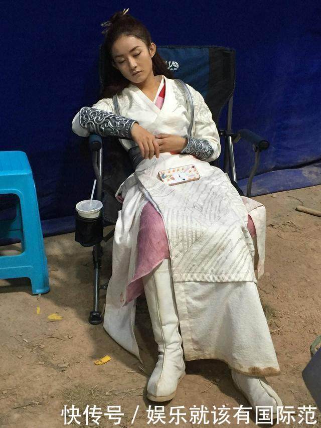 明星在片场休息时李易峰杨幂这样,杨颖抽烟解