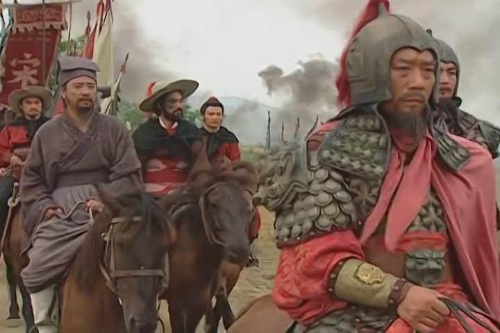 阮小七穿龙袍戏耍被贬为庶民,但此举也救了三