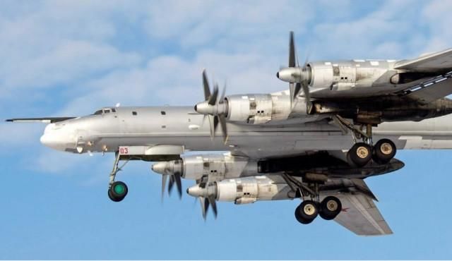 美军B52隐形轰炸机来东海叫嚣,4枚导弹上天,美