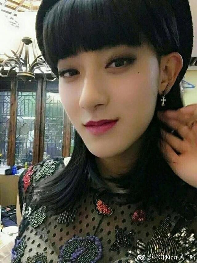 黄子韬微博晒女装照,撩人大腿抖包袱,点名完爆