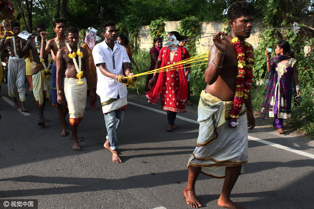 信徒的祭祀仪式：背着巨大的钢制弓形枷锁(负卡瓦第)
