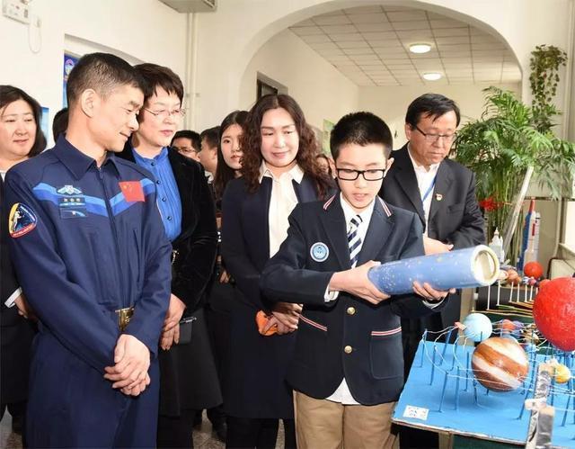 伯明,中国航天基金会理事长吴志坚,副秘书长袁茂富,黑龙江省依安县伯