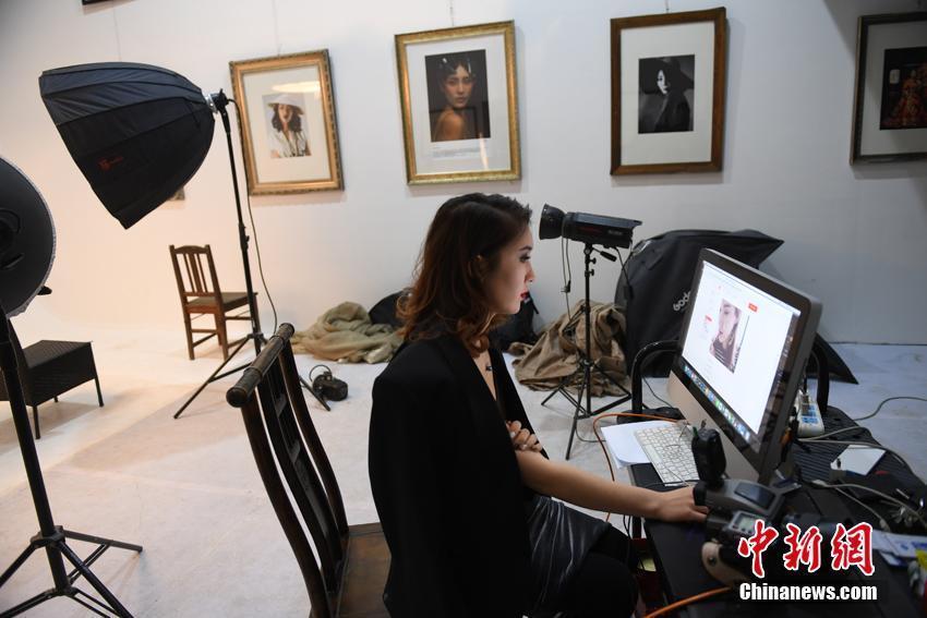 周朵尔说，她属于比较独立的女孩，在工作之余她开了一家网店，做起了网店老板。她说，要趁年轻努力拼搏。张瑶摄