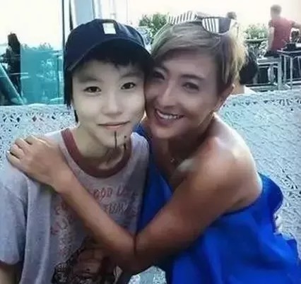 陈伟霆baby昔日情侣纹身曝光,窦靖童成纹身领