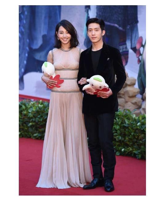 白百何穿衣越来越大胆紧身裙印出三角区 网友