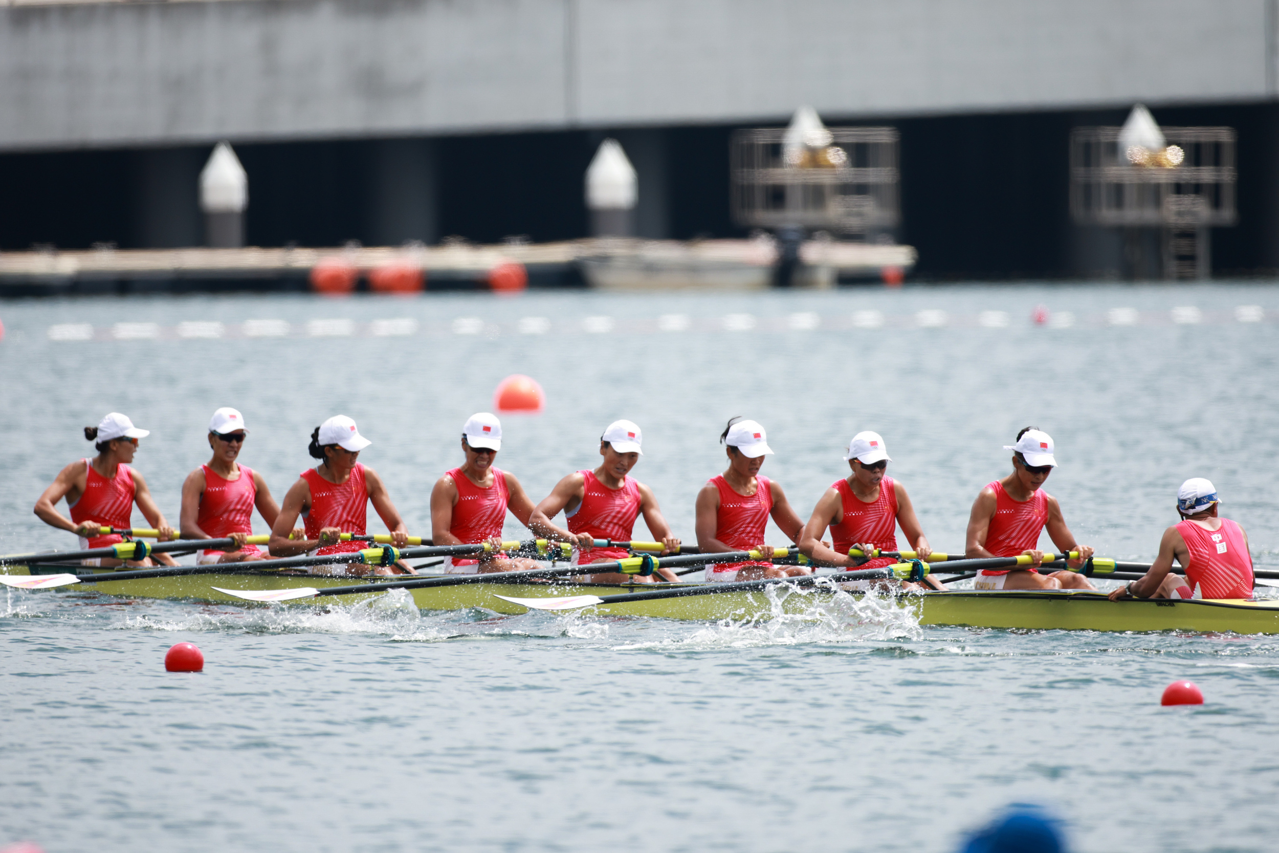 中国队获得东京奥运会赛艇女子八人单桨有舵手铜牌