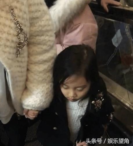 李小璐带甜馨现身商场 身穿424标牌?PGone负