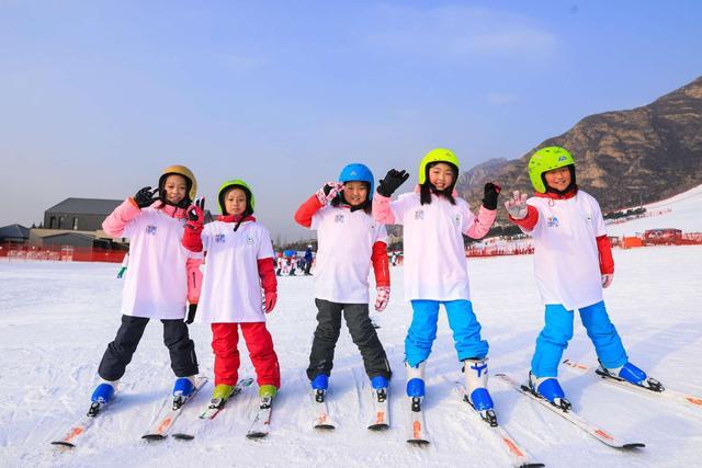 600名中小学生免费上冰训练