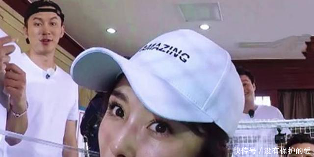 《奔跑吧》杨幂吸住球后,郑恺说了2个字,网友