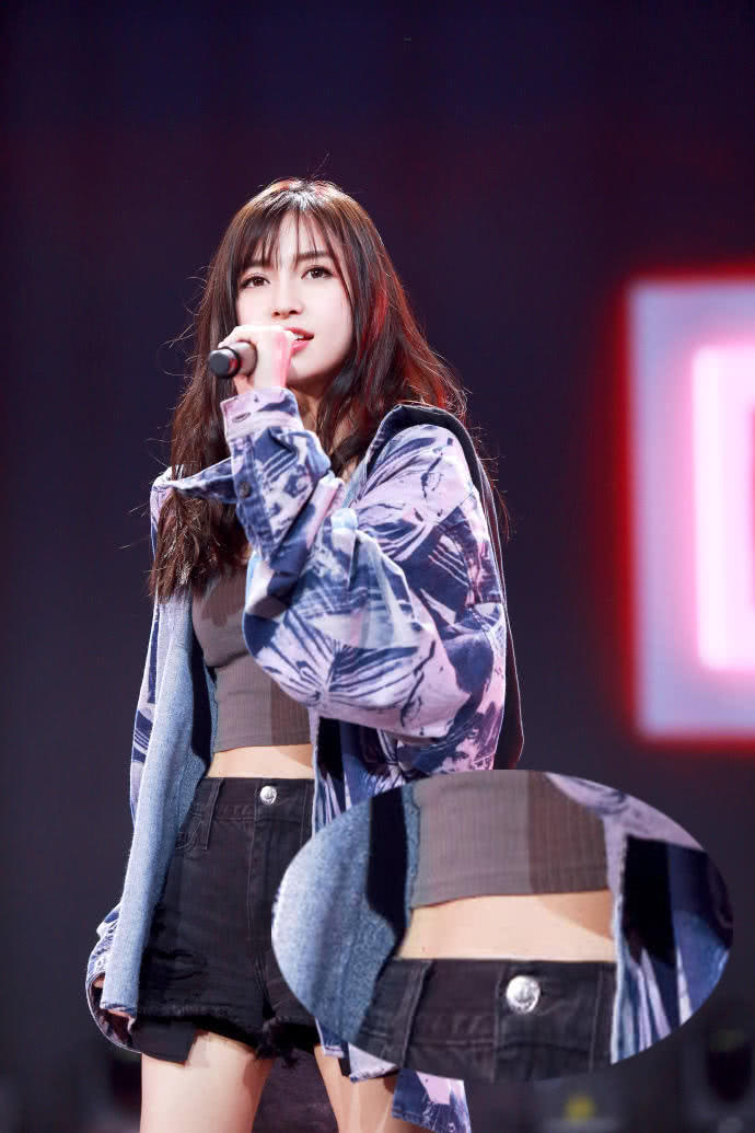 Baby低胸露肚皮又唱又跳,网友:有事业线没妊娠