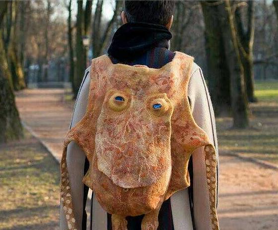 男子背上有条大章鱼,凑近一瞧,眼前景象让人彻底懵了