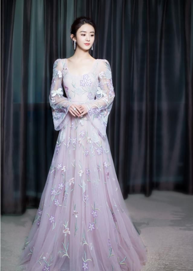 赵丽颖现身红毯,看到下身网友都呆了,网友:难怪