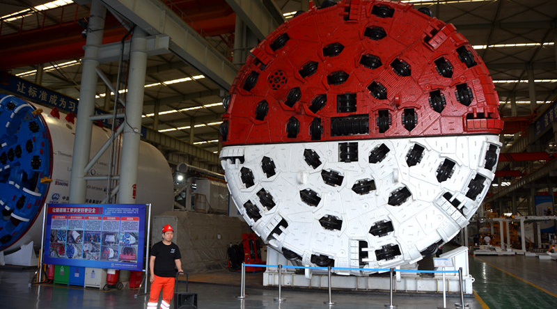 30日,“水到渠成共发展”网络主题调研采访活动走进河南郑州,实地探访了中华民族两条母亲河的交汇处、南水北调中线工程的咽喉——“穿黄工程”。