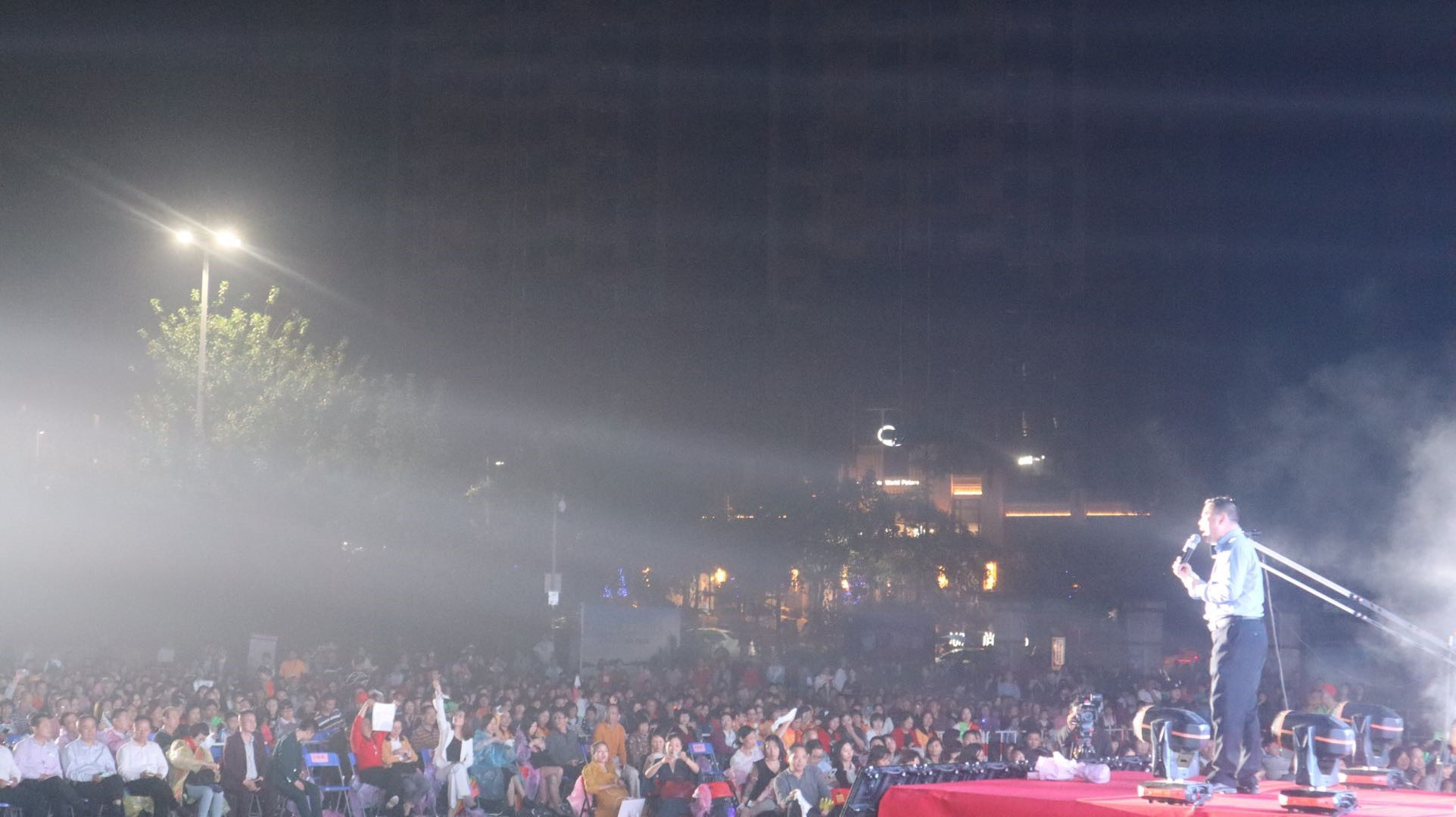 手帕365行动万人群星公益晚会唱响竹乡广宁震