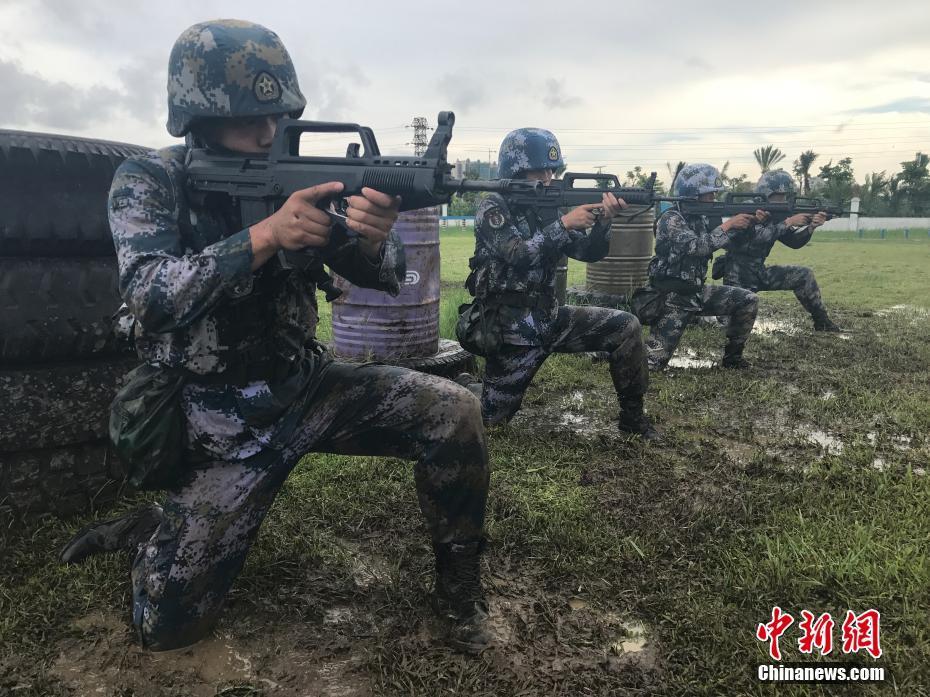7月20日,记者来到海军陆战队某旅,观看了两栖侦察兵的训练,其中包括不