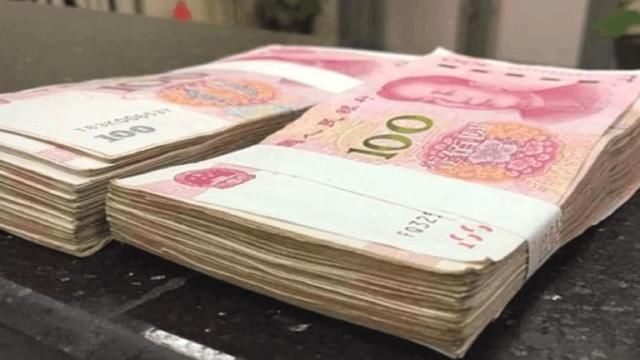 后妈女儿结婚我包两万红包,婚礼上看到新郎,我再追加三万