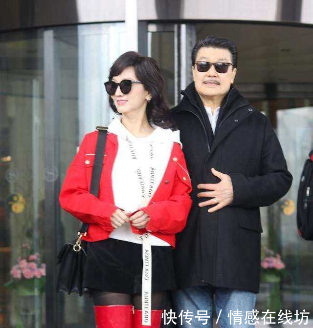 64岁赵雅芝真敢穿,黑丝袜配过膝长靴,难怪看起