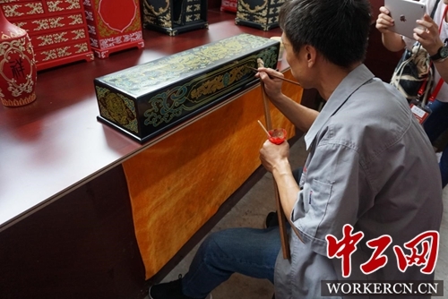 推光漆器:平遥古城里的流光溢彩(图) 推光漆器:平遥古城里的流光溢彩(图)