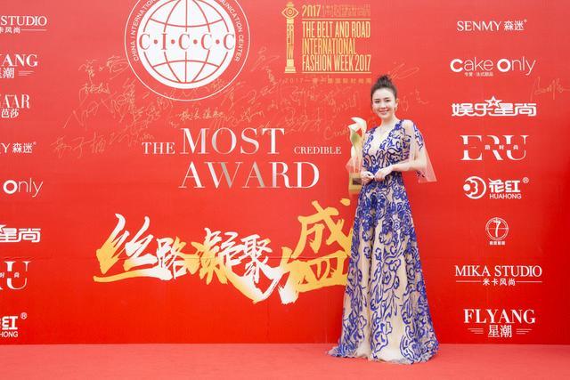 吕佳容时尚盛典化身“蓝精灵” 获最具潜力女演员奖(图8)