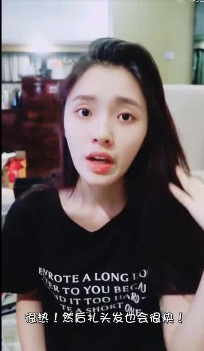 林允开启美妆博主模式,继分享化妆品后又PO扎