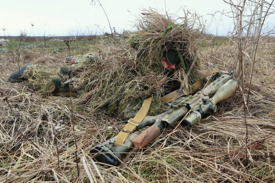 俄军狙击手展示伪装技术。