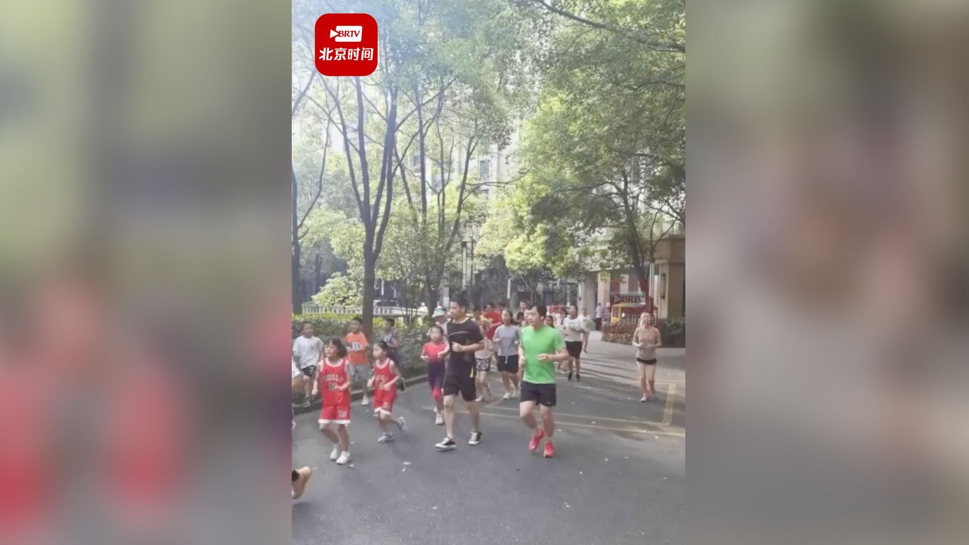 男子酷爱跑步带动小区全员晨跑 网友：这才是真正的全民运动