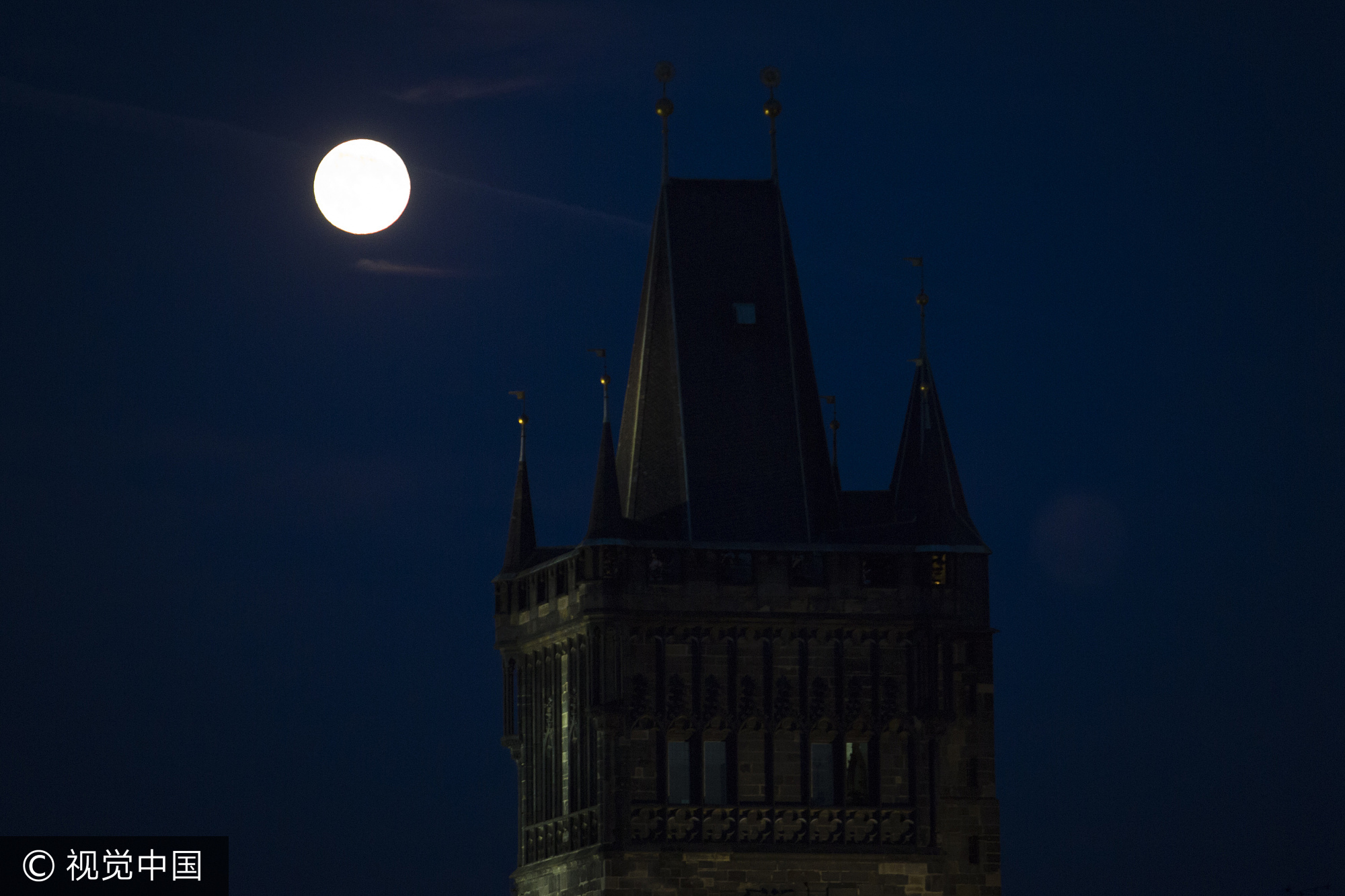 当地时间2014年8月10日,捷克布拉格,超级月亮冉冉升上天空。