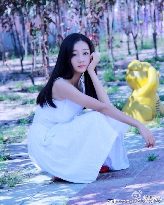 她是在贾玲和张小斐之后又一个美貌和幽默并存