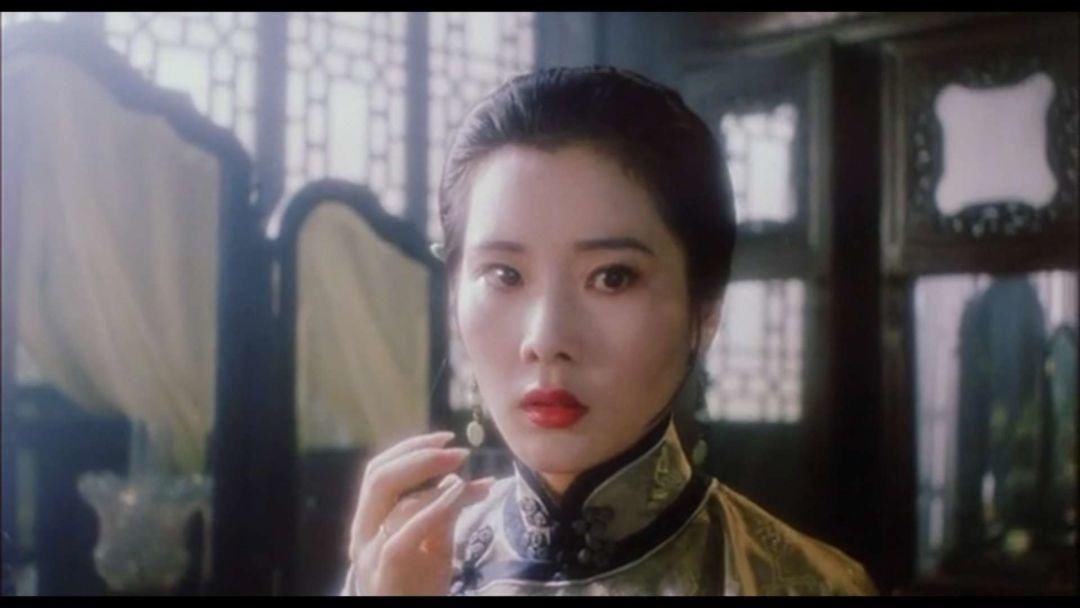 5岁父母离异,29岁搭档巩俐,和初恋相守35年,这