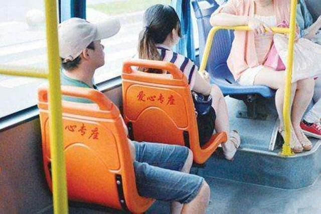 孕妇坐公交车,没人让座反被讥讽!孕妈:没私家车
