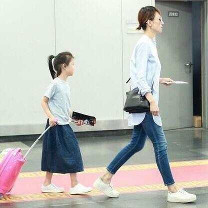 袁泉带女儿现身机场, 打扮得比唐晶还时髦, 脚上