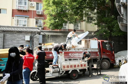 周末大扫除|北京东四街道在职党员回社区“周末大扫除”