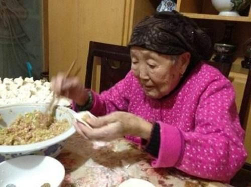包饺子总是破皮出水?75岁老奶奶一妙招!鲜嫩多