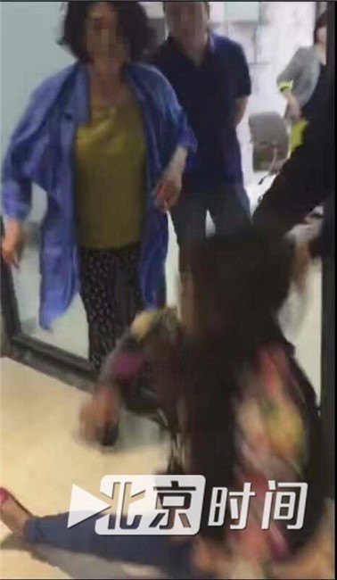 女记者采访遭房地产公司员工抱摔 当地记协已介入 女记者采访遭房地产公司员工抱摔 当地记协已介入
