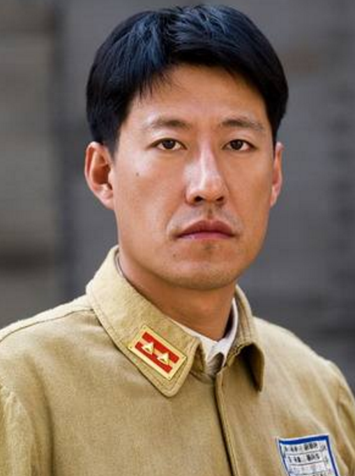 于震,1975年出生,于震堪称是抗战剧"第一人"了,他参演的影片大多是