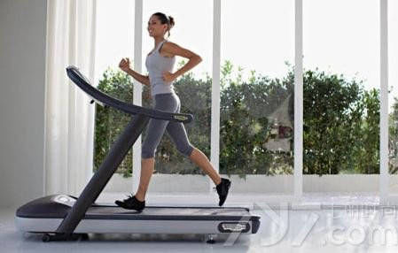 跑步机正确的跑步姿势 姿势对了才不会腰酸背