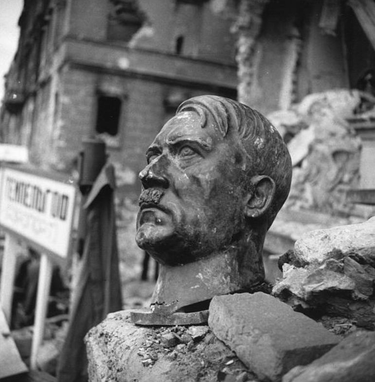 二战末德国柏林惨烈照,盟军士兵排队观看希特