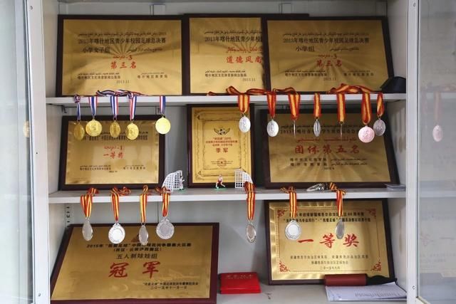 谁是球王?喀什夏马勒巴格镇中心小学的儿子娃