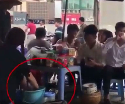 恶心!老板娘用原味洗脚水为客人做饮料 恶心!老板娘用原味洗脚水为客人做饮料