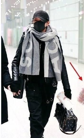 邓超李晨晒跑男团合照,一个站位暗示出关晓彤