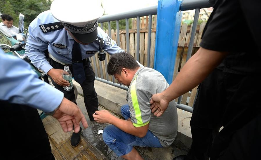 交警执法过程中，一名30多岁的男子看到自己的三轮车被扣，开始阻扰交警执法，拒绝在车辆暂扣单上签字，并声称自己是某某地的人，连续拨打了7个电话后情绪激动起来，开始语言威胁恐吓执法交警，无奈之下交警对其喷射了辣椒水。