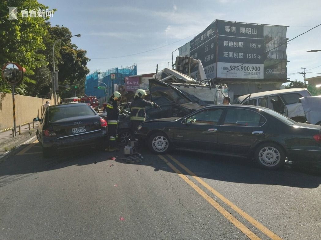 台北阳明山搅拌车连撞22车 现场宛如废车场 台北阳明山搅拌车连撞22车 现场宛如废车场