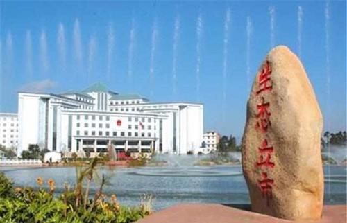 是云南第三大城市,GDP全国第四,人口稀少十几