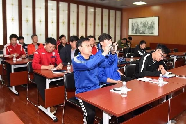 权健校园足球教练员培训首期开讲,青训总监王